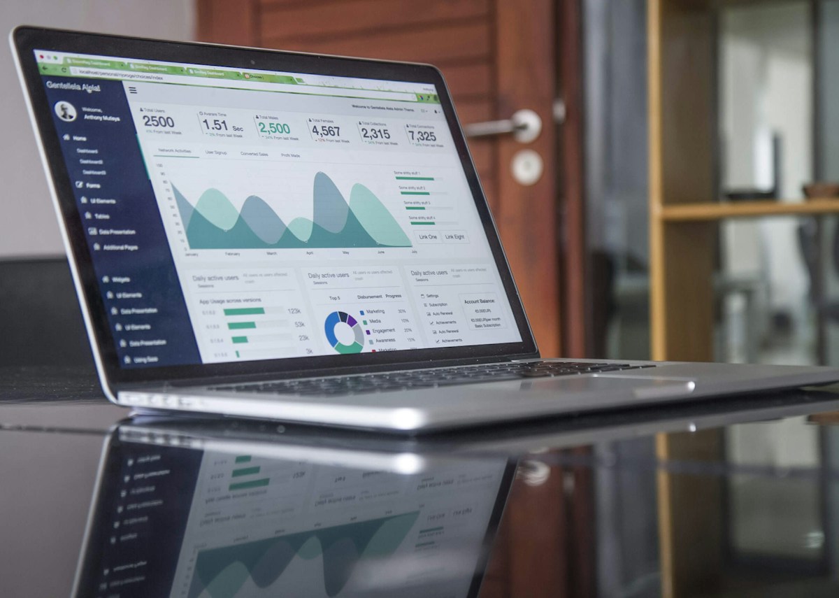 Pantalla con gráficos para analizar una estrategia digital